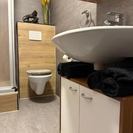 Gemuetliche Wohnung, Heimkino, Couch & Kueche